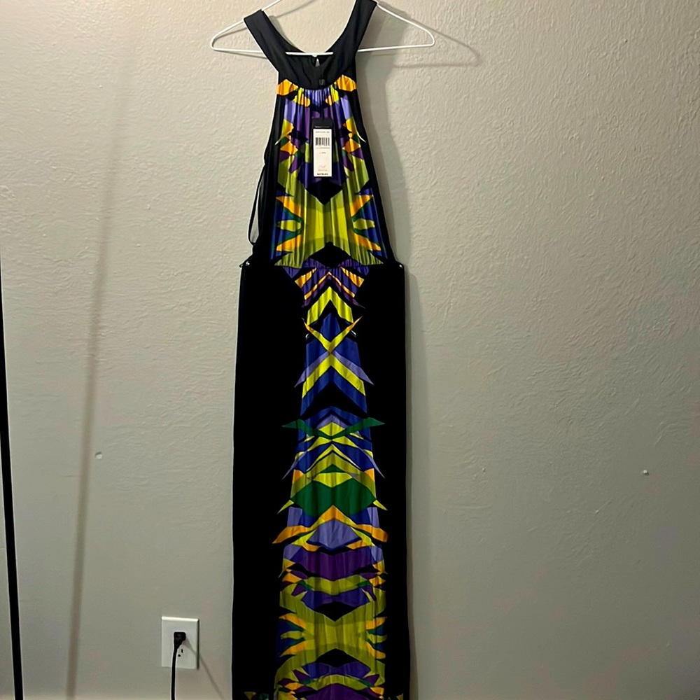 Selling a beautiful sleeveless long dress, never used !